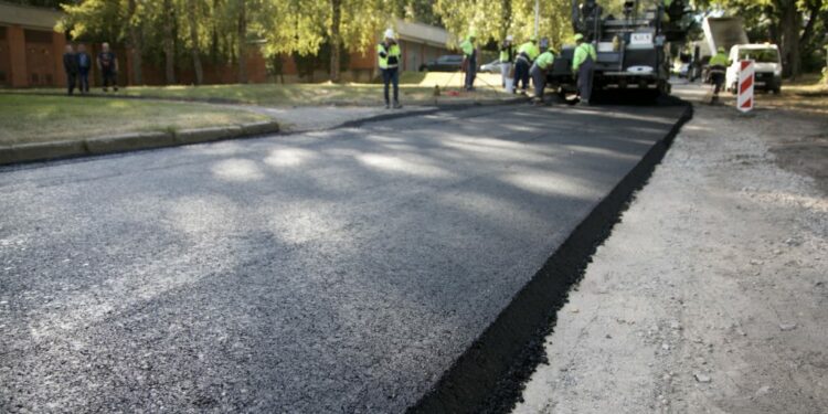 Vilniuje išbandomas naujas eksperimentinis asfaltas kelio darbai remontas