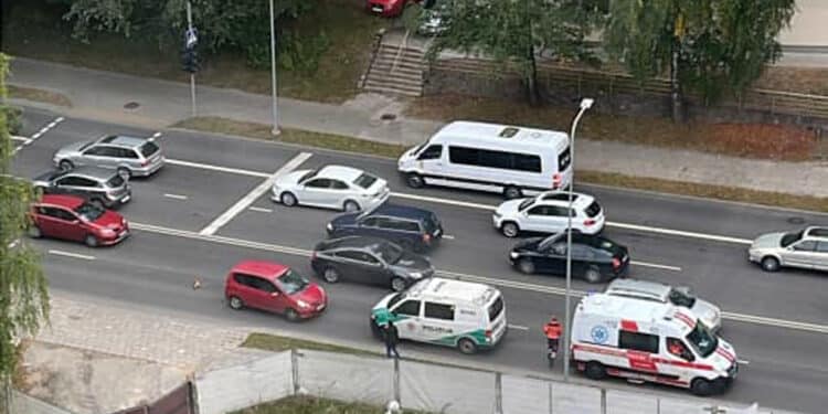 Vilniuje partrenkta per raudoną šviesoforo signalą pėsčiųjų perėją kirtusi mergina