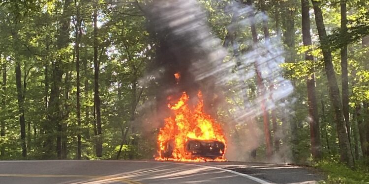 atvira ugnimi degantis automobilis