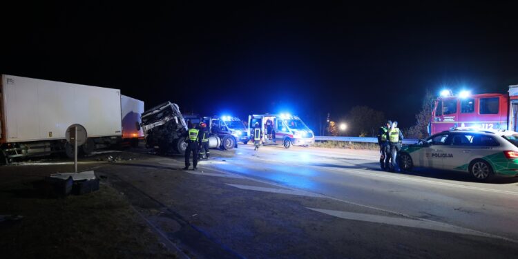 Neblaivus vilkiko vairuotojas sukėlė avariją Vilniaus rajone