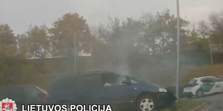 Vilniuje pilietiškų vairuotojų dėka agresyvus „kelių erelis“ sulaikytas (video)