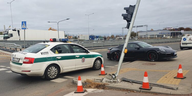 Vilniuje „Porsche“ automobilio nesuvaldęs vairuotojas atsitrenkė į šviesoforo stulpą