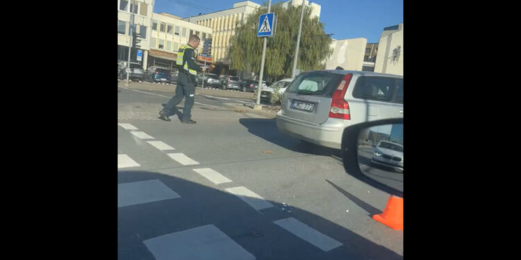 Vilniuje „Volvo“ automobilis pėsčiųjų perėjoje partrenkė vežimėlį su kūdikiu