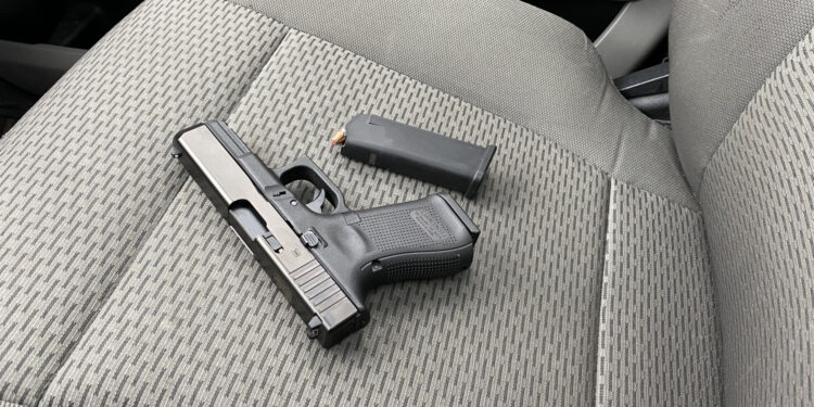 ginklas automobilyje pistoletas