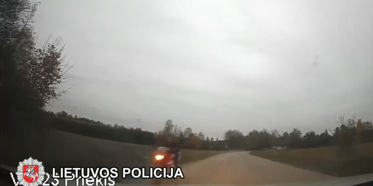 Motociklininko gaudynės Baltojoje Vokėje - važiavo dideliu greičiu vinguriuodamas vidury kelio (video)