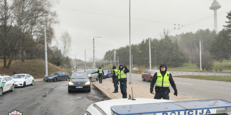Vilniaus policijos pareigūnai tikrino, ar vairuotojai jau pasikeitė padangas