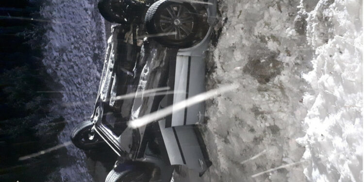 ziema sniegas apvirtes automobilis avarija