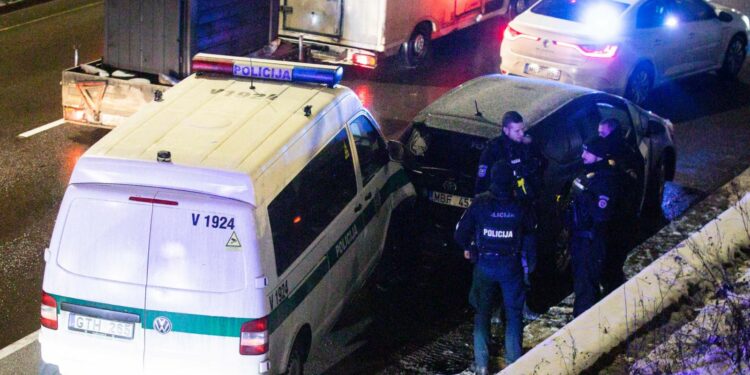 Vilniuje pasprukti bandęs „Bolt“ vairuotojas sužalojo 3 policijos pareigūnus ir apgadino 2 tarnybinius automobilius
