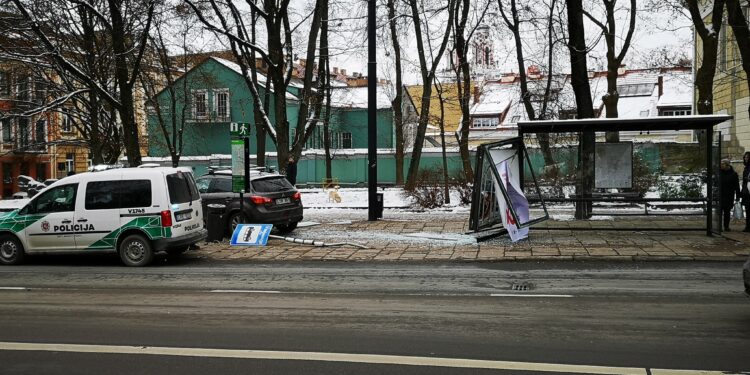 Vilniuje „Mitsubishi“ rėžėsi į viešojo transporto stotelę ir nulaužė kelio ženklą