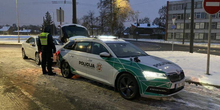 reidas blaivumo patikra policijos tarnybinis automobilis ziema sniegas