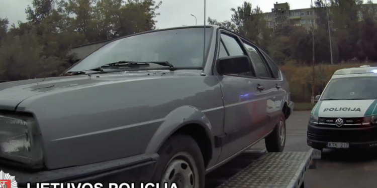 Vilniuje ikliuvo tralu vogtus automobilius gabenes vyras video