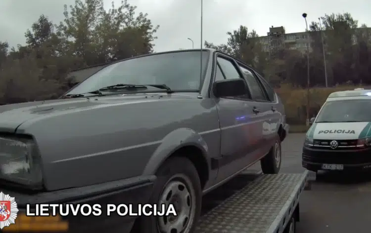 Vilniuje ikliuvo tralu vogtus automobilius gabenes vyras video