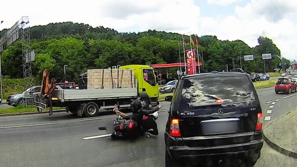 Motociklo vairuotojas trenkėsi į „Mercedes“ visureigį