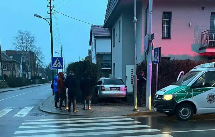 Palangoje nuo policijos sprukęs girtas „Audi“ vairuotojas rėžėsi į namo tvorą eismo ivykis avarija