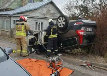 Ukmergėje žuvo į priešpriešą išvažiavusio ir apvirtusio „Volvo“ automobilio vairuotoja