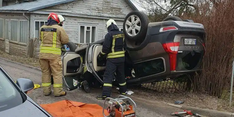 Ukmergeje zuvo i priespriesa isvaziavusio ir apvirtusio „Volvo automobilio vairuotoja avarija eismo ivykis