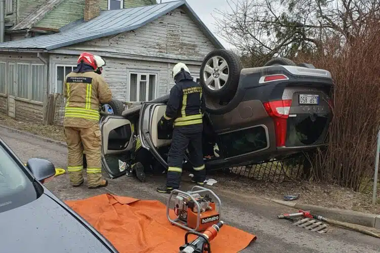 Ukmergeje zuvo i priespriesa isvaziavusio ir apvirtusio „Volvo automobilio vairuotoja avarija eismo ivykis