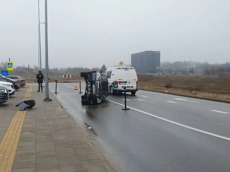 Vilniuje apvirto „Subaru“ markės automobilis