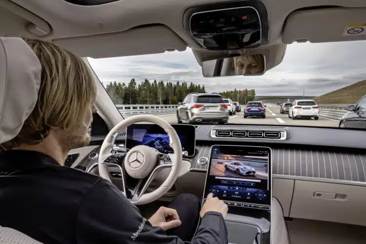 Während der hochautomatisierten Fahrt, ermöglicht DRIVE PILOT dem Fahrer sich vom Verkehrsgeschehen ab- und bestimmten Nebentätigkeiten zu zuwenden. Zum Beispiel mit den Kollegen via In-Car-Office zu kommunizieren, Mails zu schreiben, im Internet zu surfen oder entspannt einen Film anzuschauen. // During the conditionally automated journey, DRIVE PILOT enables the driver to move away from the traffic situation and to turn to certain secondary activities. For example, communicating with colleagues via in-car office, writing e-mails, surfing the Internet or watching a movie in a relaxed way.