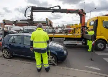 Beveik trigubai padidėjo bauda pažeidėjams, kurių automobilius tenka nutempti priverstinai