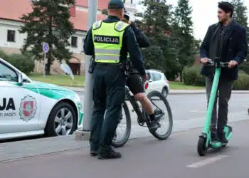 Ką būtina žinoti vairuojant dviratį ar elektrinį paspirtuką?