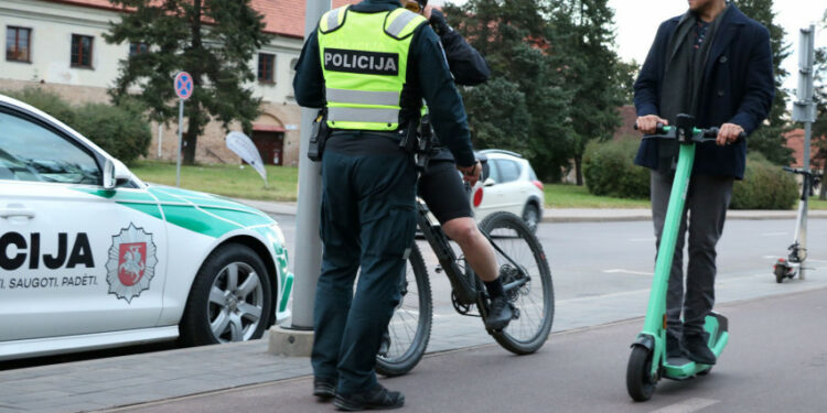 policijos pareigunas dviratininkas paspirtukas