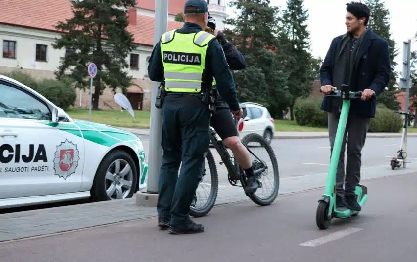 policijos pareigunas dviratininkas paspirtukas