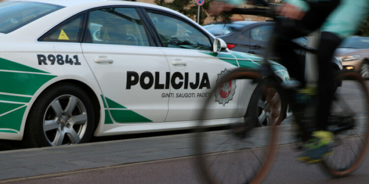 policijos tarnybinis automobilis dviratis dviratininkas