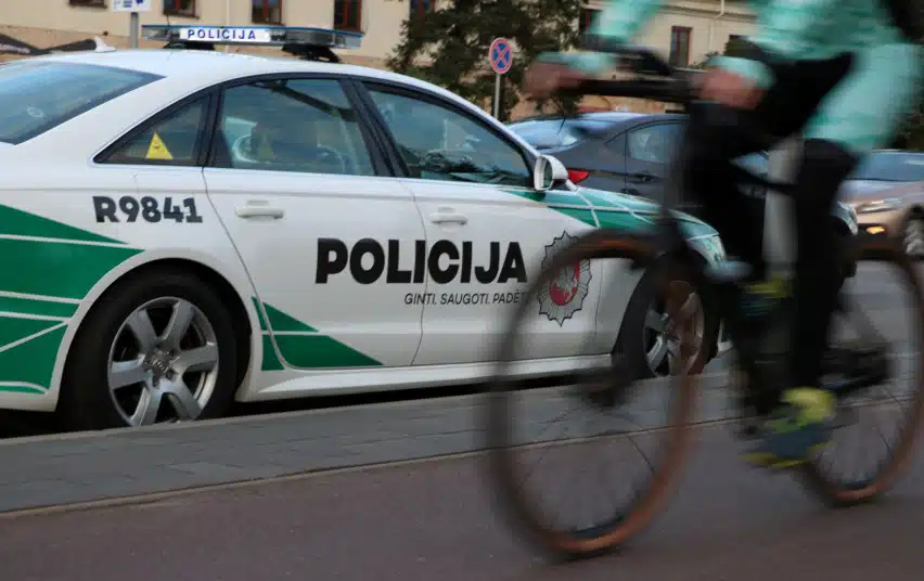 policijos tarnybinis automobilis dviratis dviratininkas