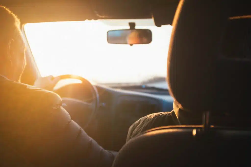 vairavimas pavasari varuotojas vairuoja automobili saule sviecia i langa