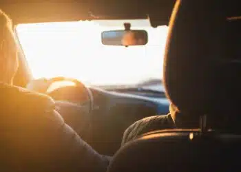 vairavimas pavasari varuotojas vairuoja automobili saule sviecia i langa