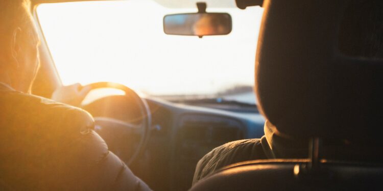 vairavimas pavasari varuotojas vairuoja automobili saule sviecia i langa