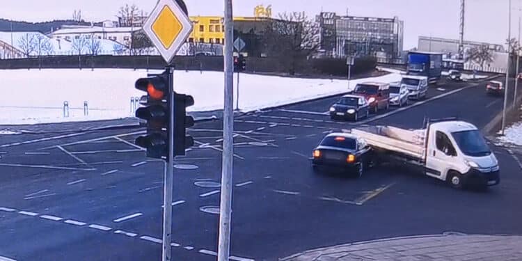 BMW rėžėsi į krovininį automobilį bandydamas prašokti per raudoną