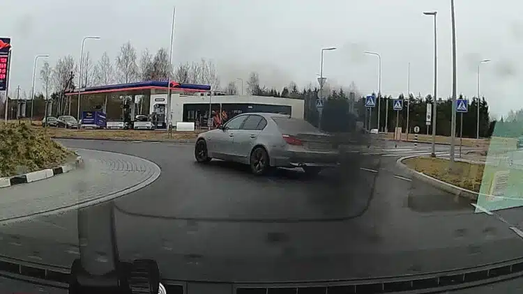 BMW-vairuotojo-driftas-žiede-vidury-dienos
