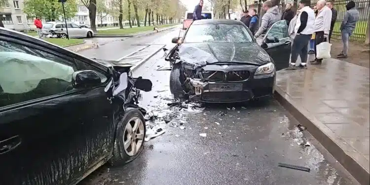 Girtas BMW vairuotojas sukėlė avariją Vilniuje, sudaužyti trys automobiliai