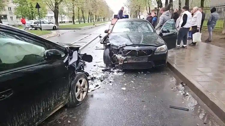 Girtas BMW vairuotojas sukėlė avariją Vilniuje, sudaužyti trys automobiliai