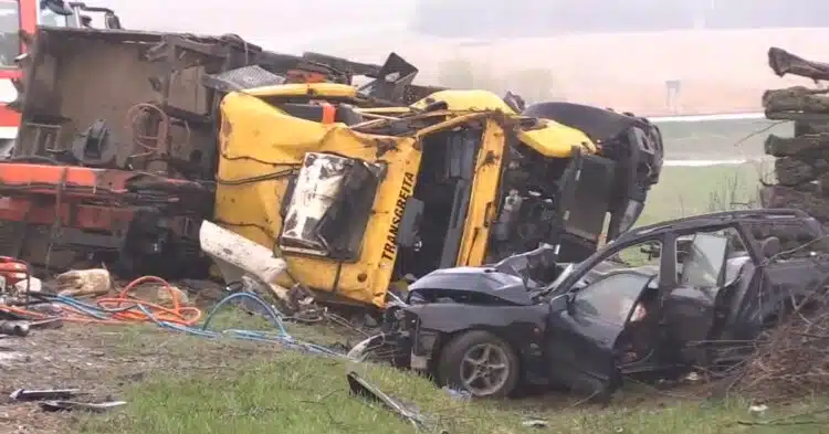Penki žmonės žuvo per BMW ir sunkvežimio kaktomušą Maišiagaloje