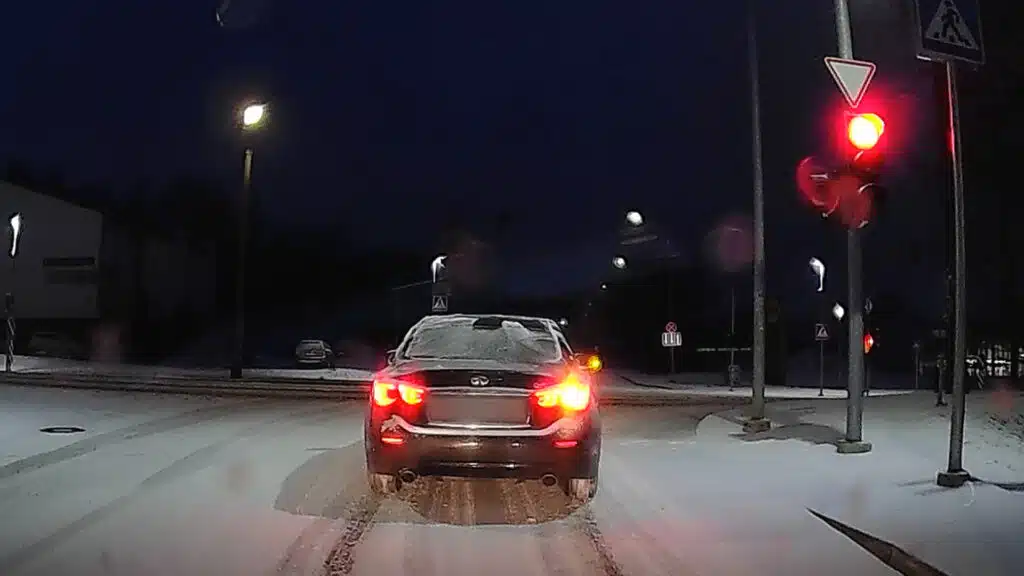 Važiavimas per geltoną: kada tai leidžiama ir kada – pažeidimas ir gresia bauda? 2 Vairuotojas važiuoja per draudžiamą šviesoforo signalą