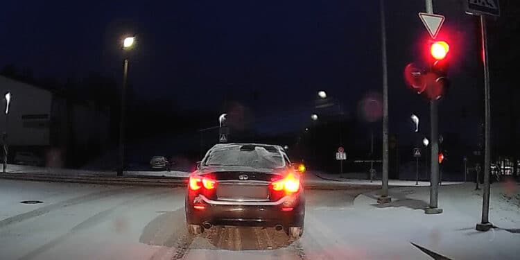 Vairuotojas važiuoja per draudžiamą šviesoforo signalą