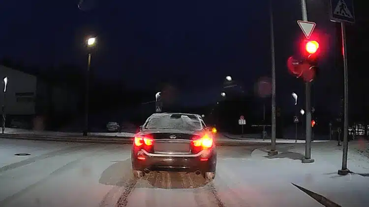 Vairuotojas važiuoja per draudžiamą šviesoforo signalą