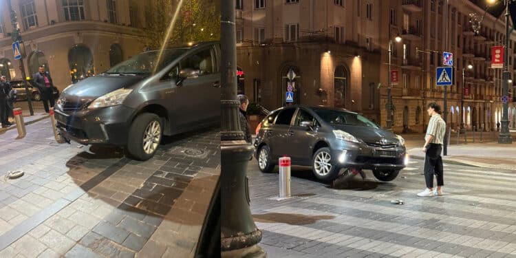 Vilniaus centre „Toyota“ vairuotojas „pakibo“ ant pakeliamojo stulpelio