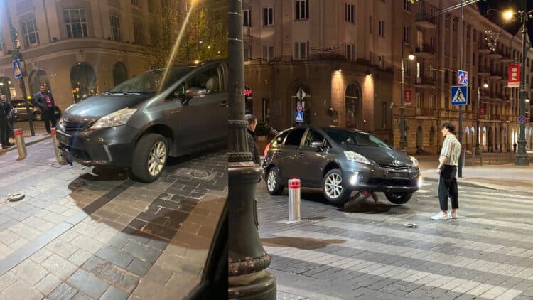 Vilniaus centre „Toyota“ vairuotojas „pakibo“ ant pakeliamojo stulpelio
