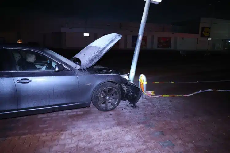 Vilniuje neblaivus BMW vairuotojas rėžėsi į stulpą paišydamas saules parduotuvės aikštelėje