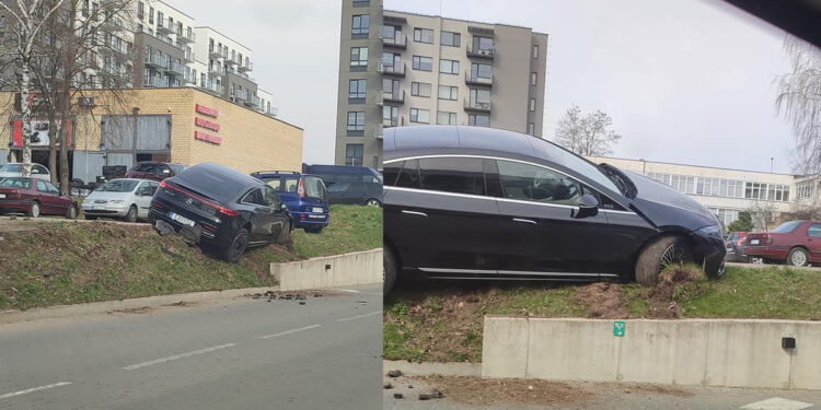 Vilniuje sugedęs ir nevaldomu tapęs elektromobilis sukėlė avariją