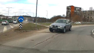 Vilniuje užfiksuota prieš eismą važiuojanti BMW vairuotoja