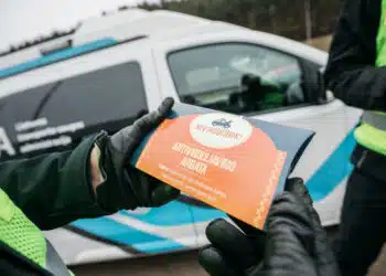 Saugaus eismo dieną policijos pareigūnai dovanojo vairuotojams „antivirduliavimo“ arbatą