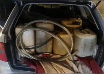automobilio bagazineje kanistros ir slangos dyzeliui