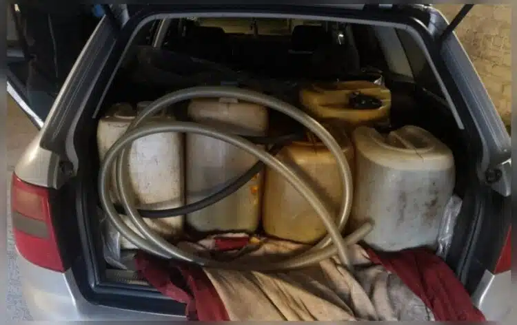 automobilio bagazineje kanistros ir slangos dyzeliui