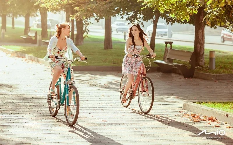 dvi moterys vaziuojancios dviraciais