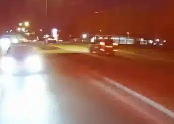 Dūstančio kūdikio gelbėjimas: visu greičiu pirmyn lėkę pareigūnai skynė kelią į kliniką (video)